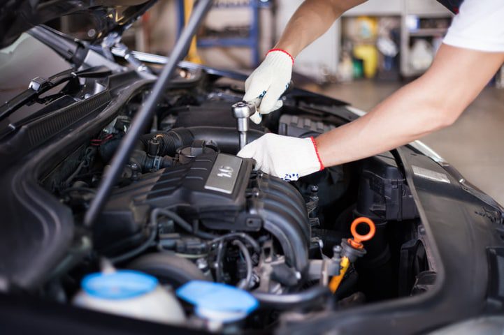 mechanic performing auto repair in Austin Texas